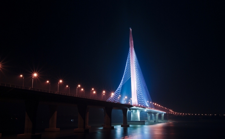 夜幕下的南昌英雄大桥 光影交织的城市名片