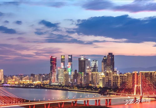 南昌赣江上空现壮美晚霞，如诗如画